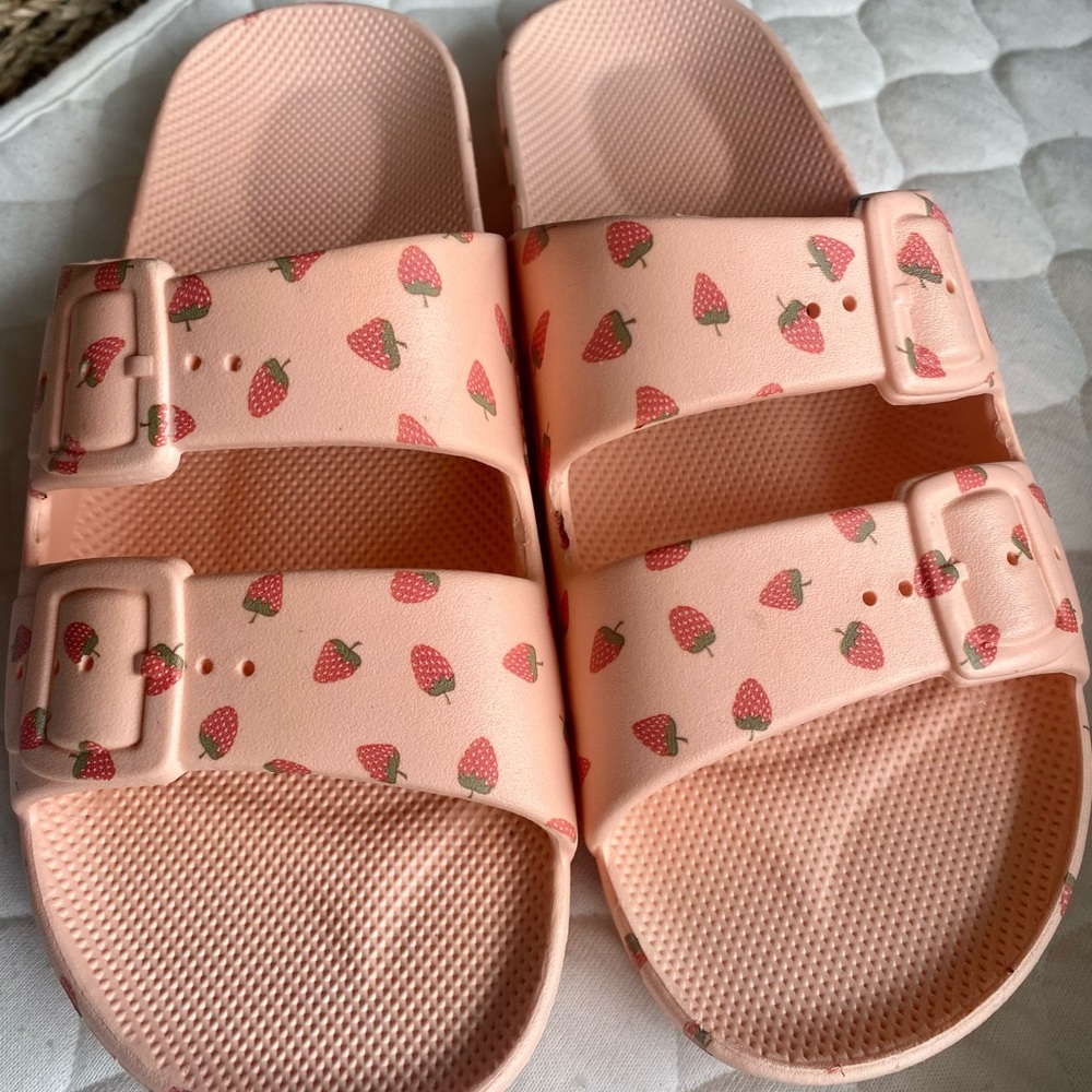 Freedom Moses Tuti Baby strawberry slides 37/38 Jillybox 2022